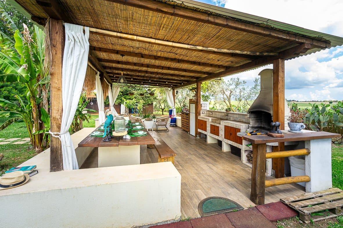 Cucina esterna con barbecue sotto la pergola