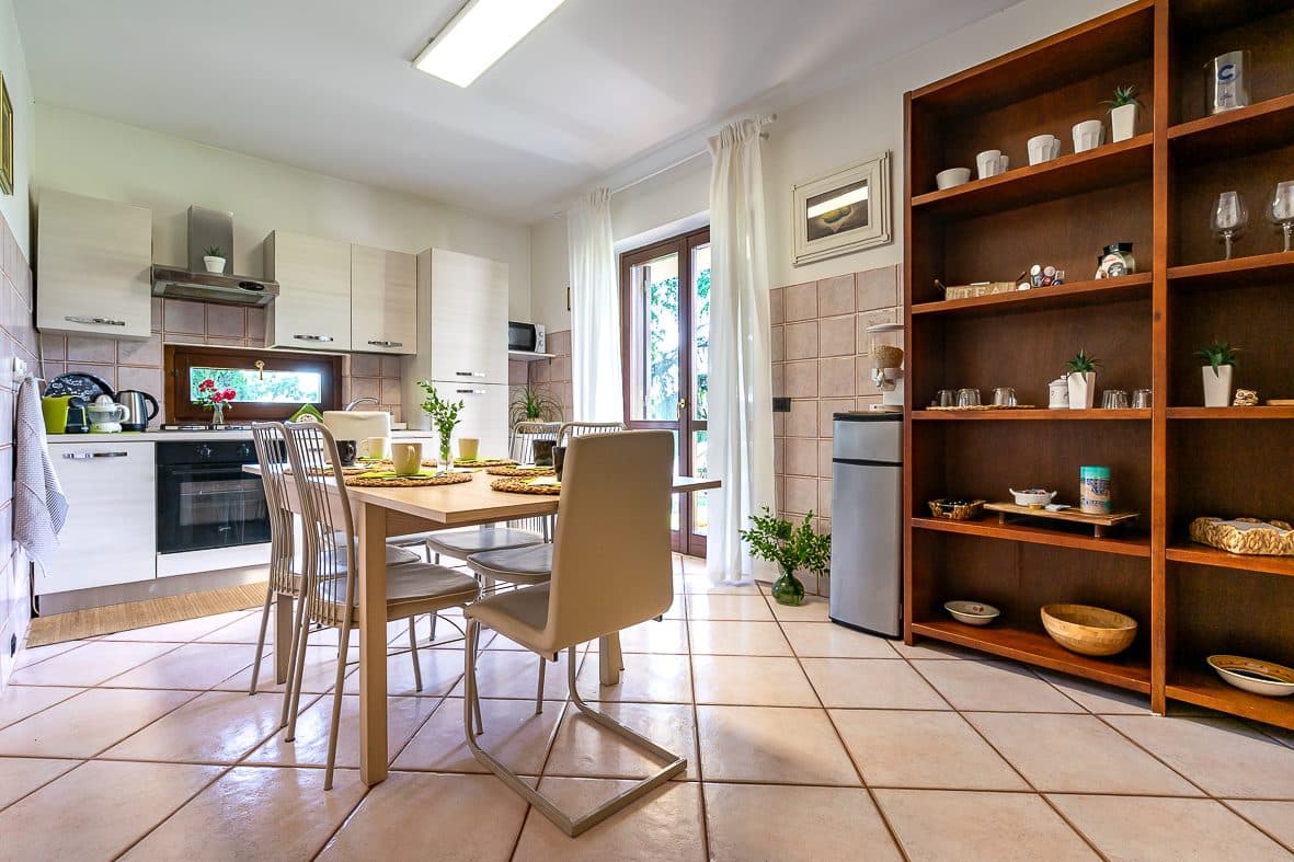 Cucina completamente attrezzata con tavolo da pranzo