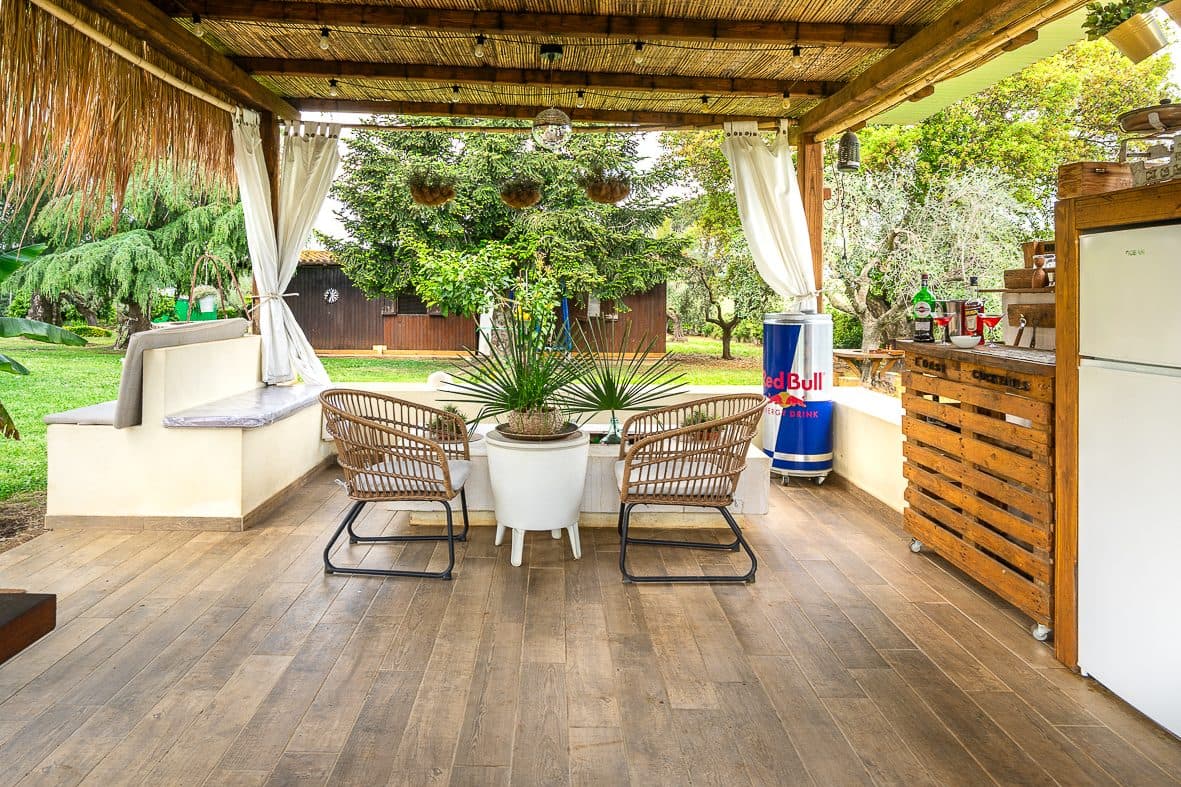 Pergola in legno con il tavolo apparecchiato all'aperto
