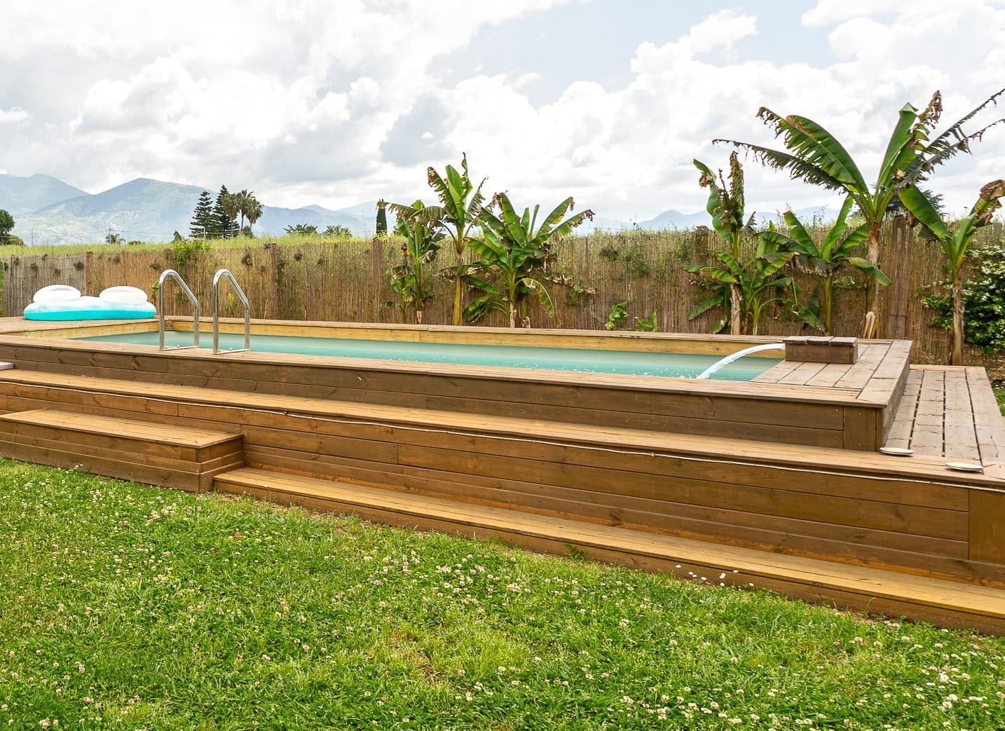 Piscina privata immersa nel giardino